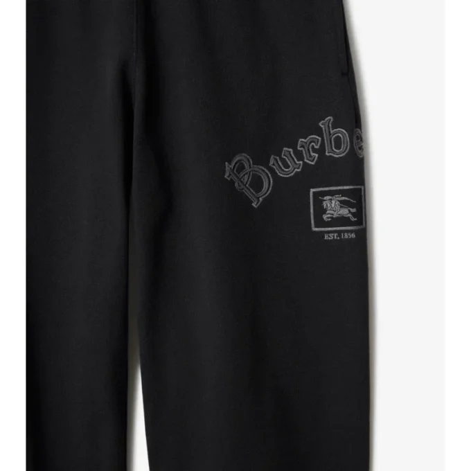 Bavlněné joggingové kalhoty s gotickým logem Bavlněné joggingové kalhoty s gotickým logem