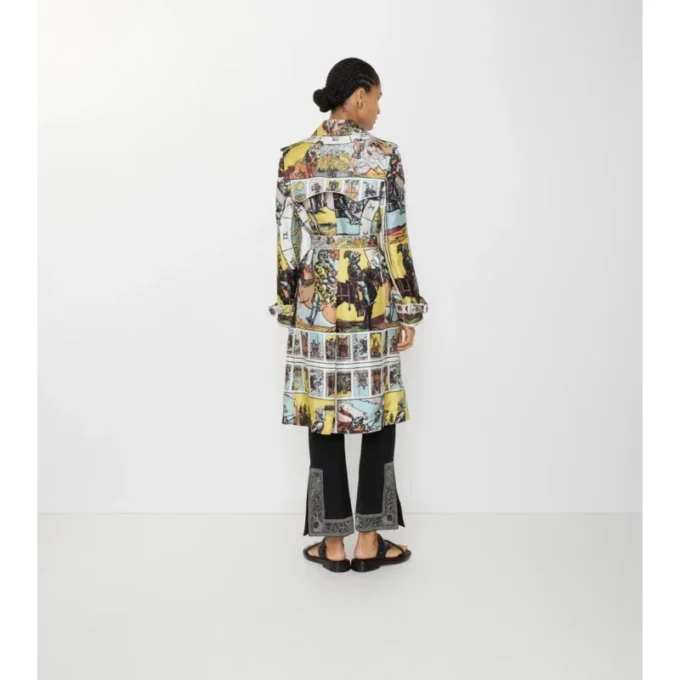 Dlouhý Trench Coat Foxfield z hedvábí s potiskem tarotových karet Dlouhý Trench Coat Foxfield z hedvábí s potiskem tarotových karet