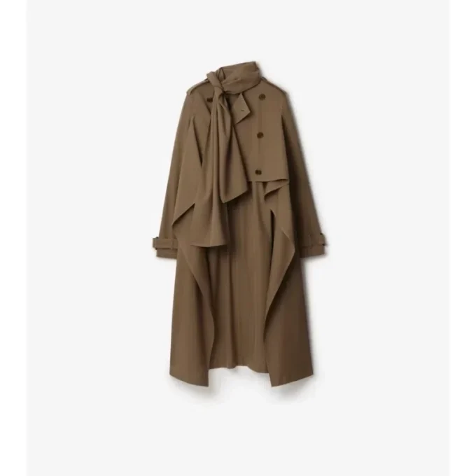 Dlouhý Trench Coat s hedvábným šátkem Dlouhý Trench Coat s hedvábným šátkem