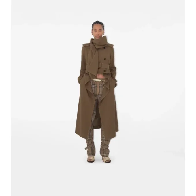 Dlouhý Trench Coat s hedvábným šátkem Dlouhý Trench Coat s hedvábným šátkem