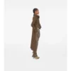 Dlouhý Trench Coat s hedvábným šátkem Dlouhý Trench Coat s hedvábným šátkem