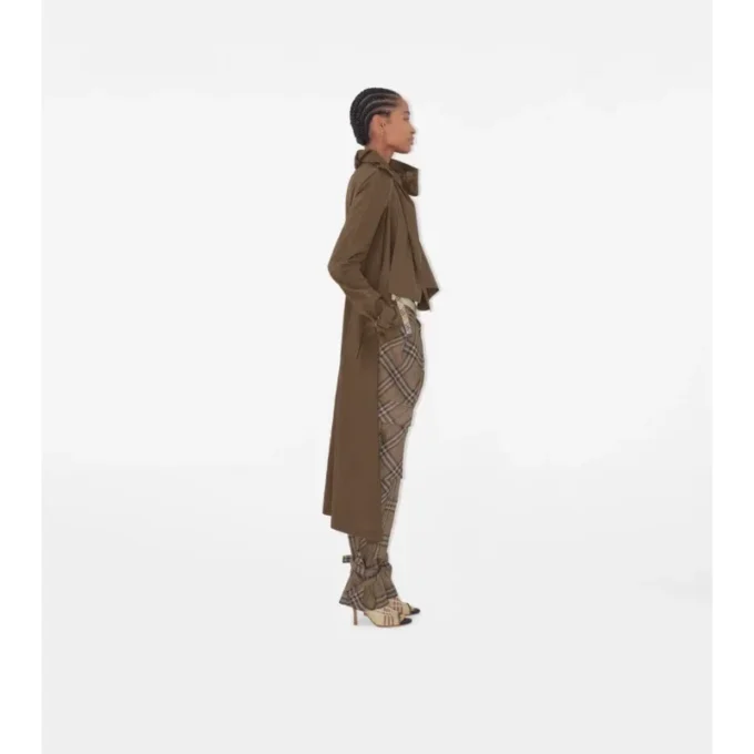Dlouhý Trench Coat s hedvábným šátkem Dlouhý Trench Coat s hedvábným šátkem