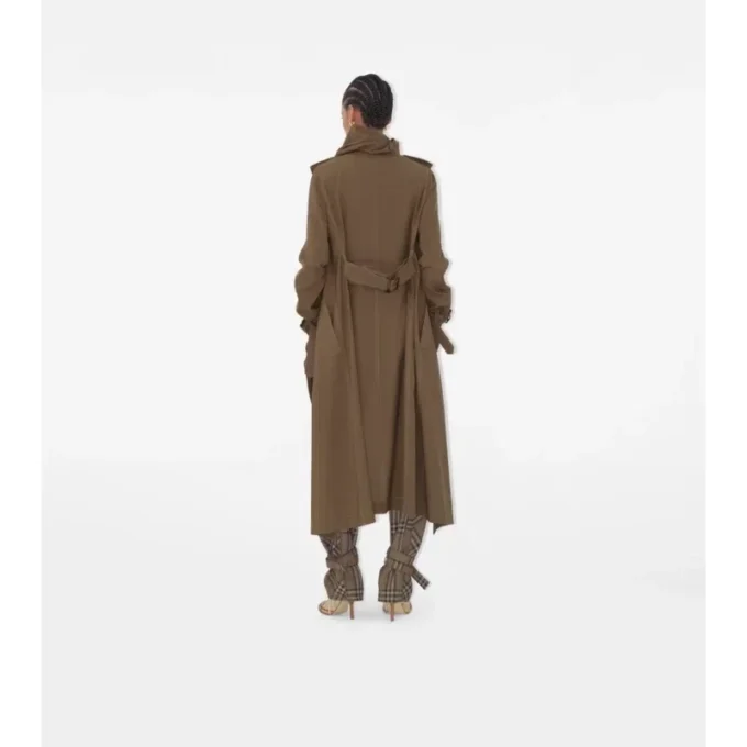 Dlouhý Trench Coat s hedvábným šátkem Dlouhý Trench Coat s hedvábným šátkem