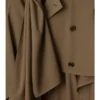 Dlouhý Trench Coat s hedvábným šátkem Dlouhý Trench Coat s hedvábným šátkem