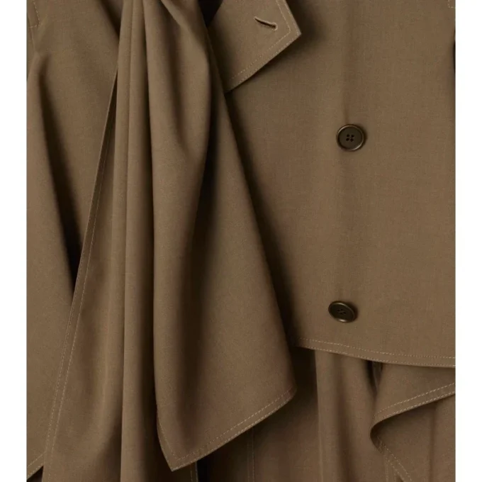 Dlouhý Trench Coat s hedvábným šátkem Dlouhý Trench Coat s hedvábným šátkem