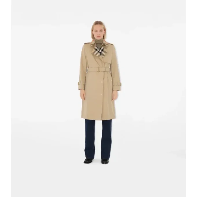 Dlouhý Trench Coat z gabardénu s kostkovaným límcem Dlouhý Trench Coat z gabardénu s kostkovaným límcem