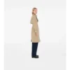 Dlouhý Trench Coat z gabardénu s kostkovaným límcem Dlouhý Trench Coat z gabardénu s kostkovaným límcem