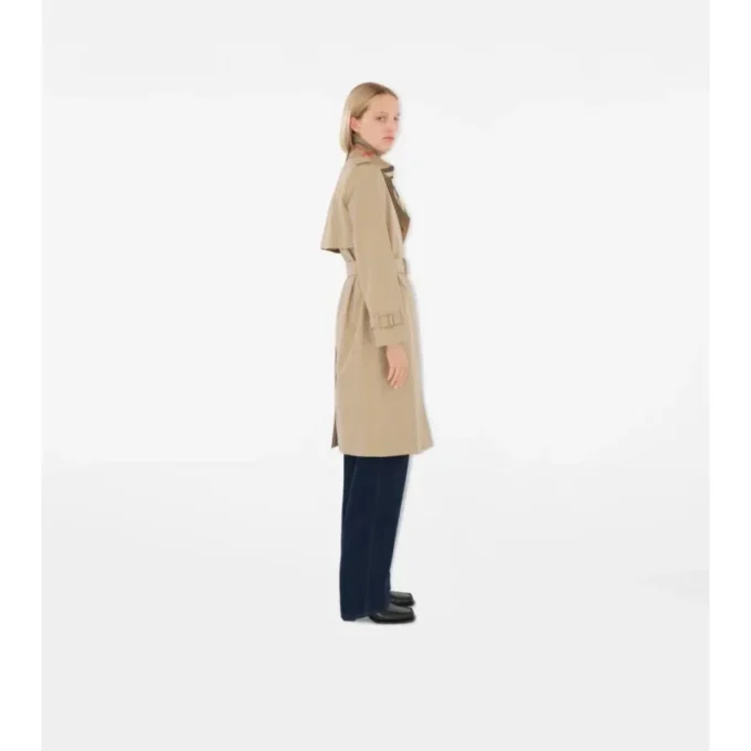 Dlouhý Trench Coat z gabardénu s kostkovaným límcem Dlouhý Trench Coat z gabardénu s kostkovaným límcem