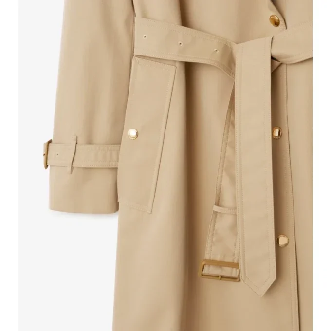 Dlouhý Trench Coat z gabardénu s kostkovaným límcem Dlouhý Trench Coat z gabardénu s kostkovaným límcem