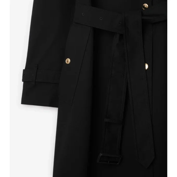 Dlouhý Trench Coat z gabardénu s kostkovaným límcem Dlouhý Trench Coat z gabardénu s kostkovaným límcem