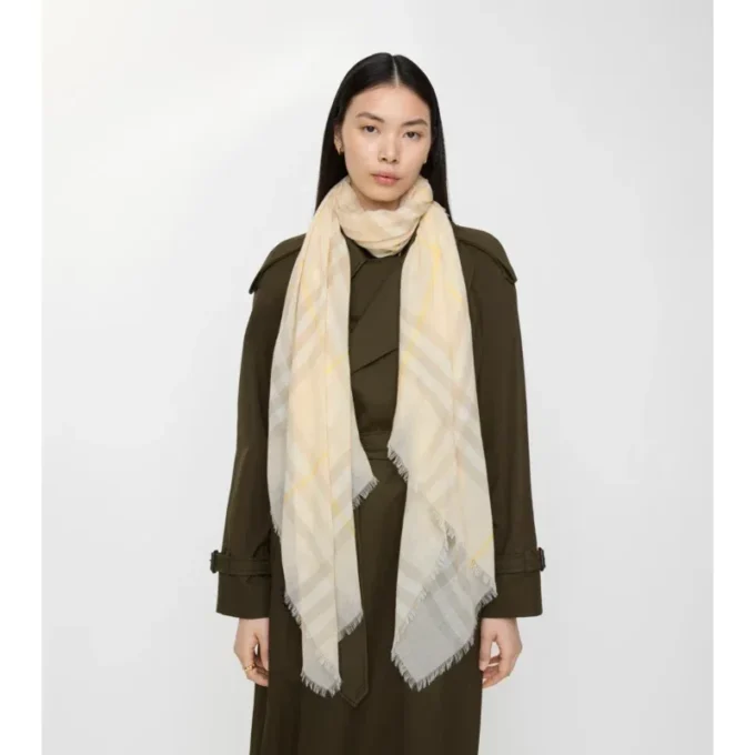 Široký vlněný šátek s kostkovaným vzorem Široký vlněný šátek s kostkovaným vzorem
