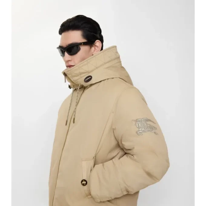 Kabát s kapucí z gabardínu s ovčí kožešinou Kabát s kapucí z gabardínu s ovčí kožešinou