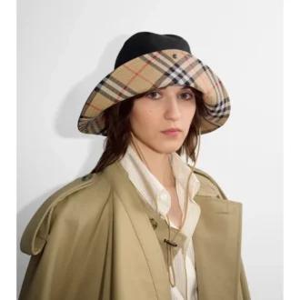 Klobouk z Gabardine s kostkovaným okrajem Klobouk z Gabardine s kostkovaným okrajem