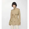 Krátký lehký bavlněný Belgravia Trench Coat Krátký lehký bavlněný Belgravia Trench Coat