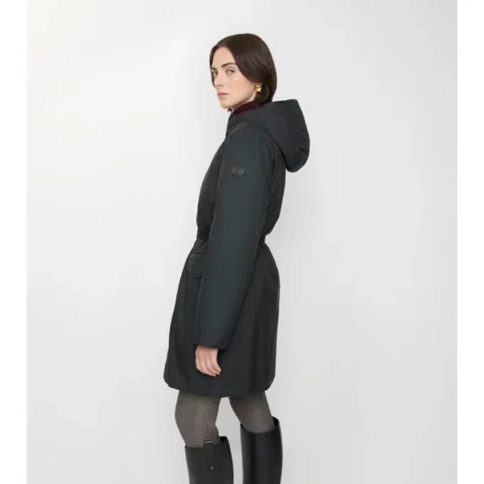 Nylonový kabát se kapucí a střední délkou Nylonový kabát se kapucí a střední délkou
