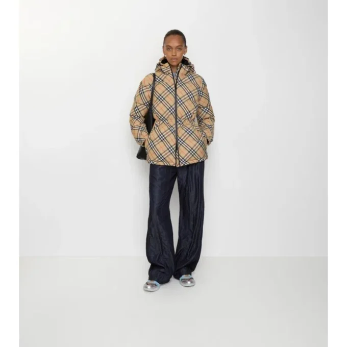 Nylonová péřová bunda s kapucí a vzorem Burberry Nylonová péřová bunda s kapucí a vzorem Burberry
