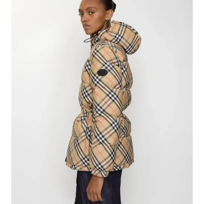 Nylonová péřová bunda s kapucí a vzorem Burberry Nylonová péřová bunda s kapucí a vzorem Burberry