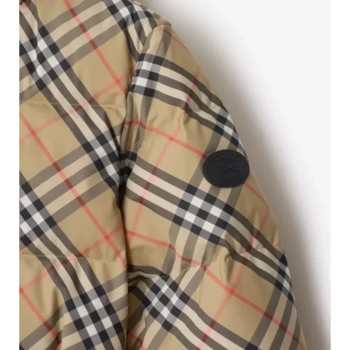 Nylonová péřová bunda s kapucí a vzorem Burberry Nylonová péřová bunda s kapucí a vzorem Burberry