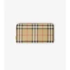 Péřová bunda s pruhem s kostkovaným vzorem Burberry na předním zipu a skládací kapucí v naší charakterist Péřová bunda s pruhem s kostkovaným vzorem Burberry na předním zipu a skládací kapucí v naší charakterist