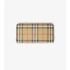 Péřová bunda s pruhem s kostkovaným vzorem Burberry na předním zipu a skládací kapucí v naší charakterist Péřová bunda s pruhem s kostkovaným vzorem Burberry na předním zipu a skládací kapucí v naší charakterist