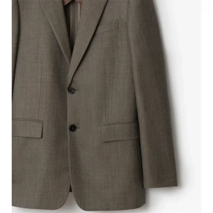 Sako z vlněné tkaniny typu „sharkskin“ Sako z vlněné tkaniny typu „sharkskin“
