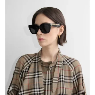 Sluneční brýle s čtvercovým rámem a vzorem Burberry