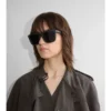 Sluneční brýle s čtvercovými skly a reliéfním vzorem Burberry Sluneční brýle s čtvercovými skly a reliéfním vzorem Burberry