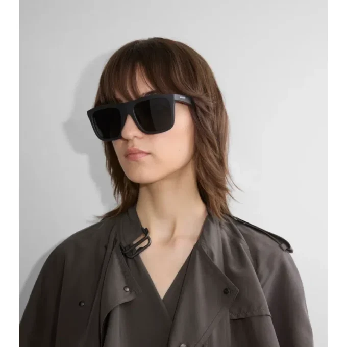 Sluneční brýle s čtvercovými skly a reliéfním vzorem Burberry Sluneční brýle s čtvercovými skly a reliéfním vzorem Burberry