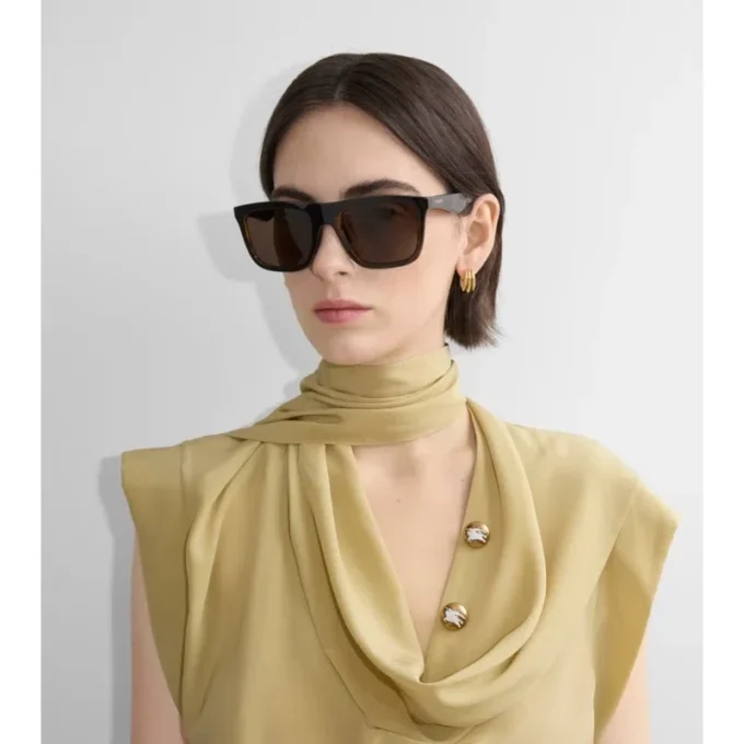 Sluneční brýle s čtvercovými skly a reliéfním vzorem Burberry Sluneční brýle s čtvercovými skly a reliéfním vzorem Burberry