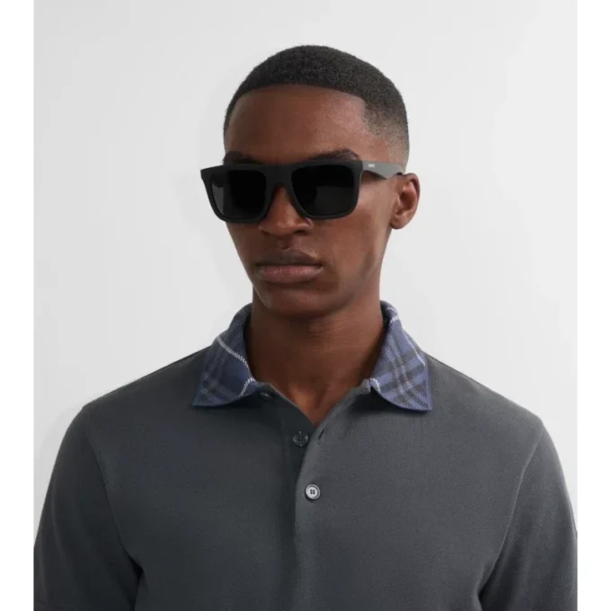 Sluneční brýle s čtvercovými skly a reliéfním vzorem Burberry Sluneční brýle s čtvercovými skly a reliéfním vzorem Burberry