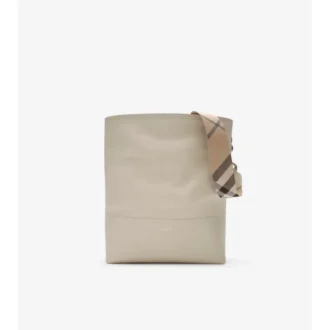 Středně velká kabelka typu bucket bag s klipem ve tvaru písmene B