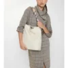 Středně velká kabelka typu bucket bag s klipem ve tvaru písmene B Středně velká kabelka typu bucket bag s klipem ve tvaru písmene B