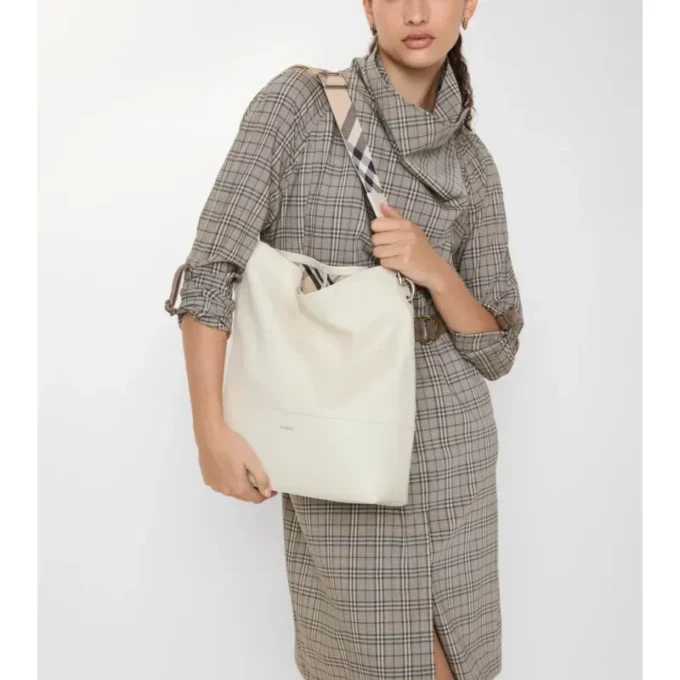 Středně velká kabelka typu bucket bag s klipem ve tvaru písmene B Středně velká kabelka typu bucket bag s klipem ve tvaru písmene B