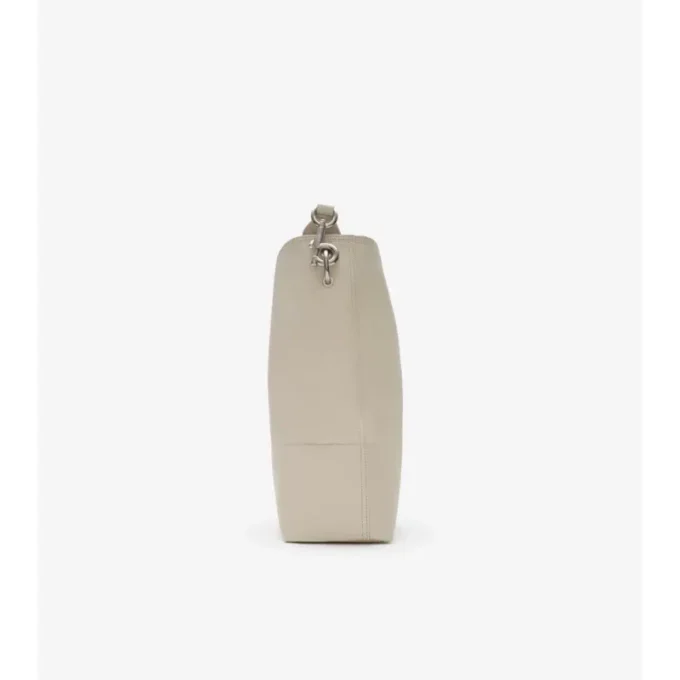 Středně velká kabelka typu bucket bag s klipem ve tvaru písmene B Středně velká kabelka typu bucket bag s klipem ve tvaru písmene B