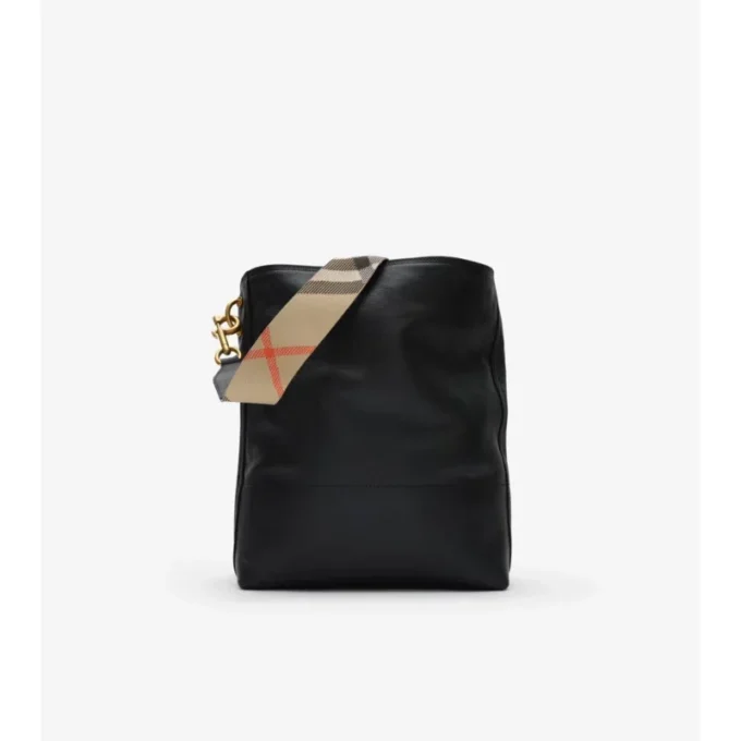 Středně velká kabelka typu bucket bag s klipem ve tvaru písmene B Středně velká kabelka typu bucket bag s klipem ve tvaru písmene B