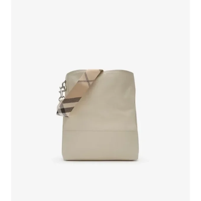Středně velká kabelka typu bucket bag s klipem ve tvaru písmene B Středně velká kabelka typu bucket bag s klipem ve tvaru písmene B