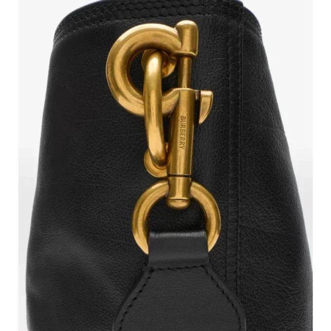Středně velká kabelka typu bucket bag s klipem ve tvaru písmene B Středně velká kabelka typu bucket bag s klipem ve tvaru písmene B