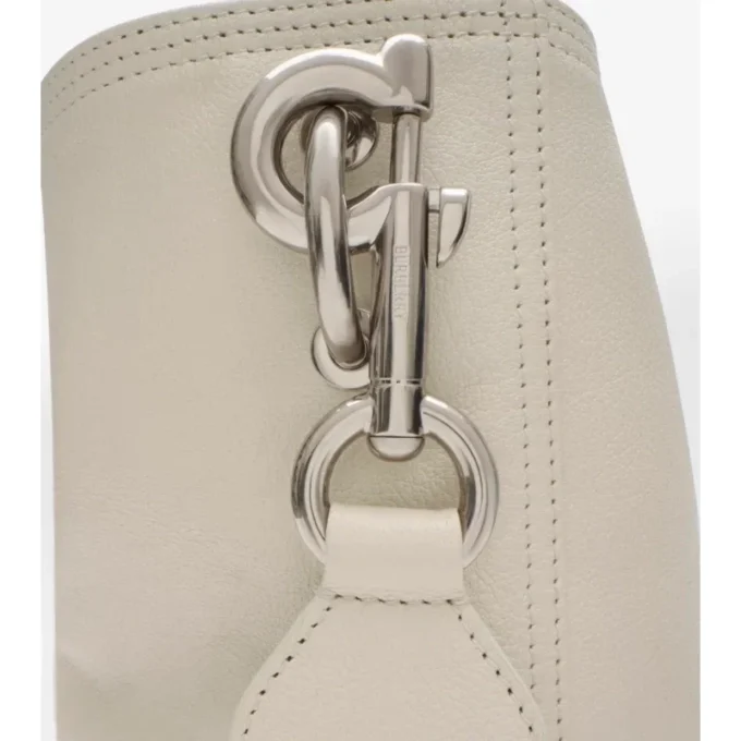 Středně velká kabelka typu bucket bag s klipem ve tvaru písmene B Středně velká kabelka typu bucket bag s klipem ve tvaru písmene B