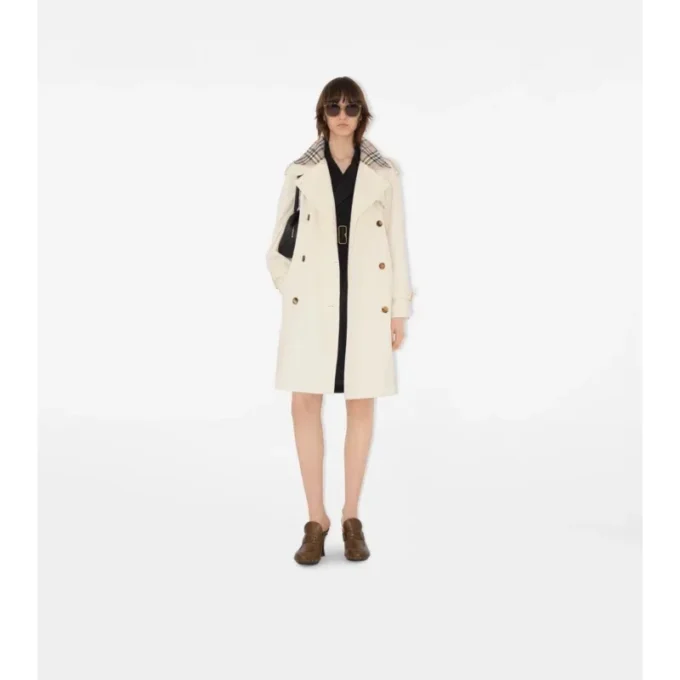 Trench Coat Castleford se středně dlouhým límcem a kostkovaným vzorem Trench Coat Castleford se středně dlouhým límcem a kostkovaným vzorem
