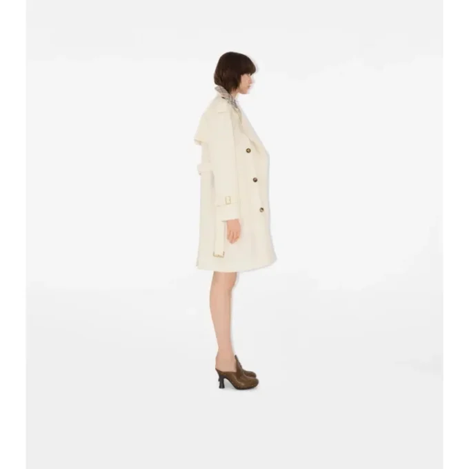 Trench Coat Castleford se středně dlouhým límcem a kostkovaným vzorem Trench Coat Castleford se středně dlouhým límcem a kostkovaným vzorem