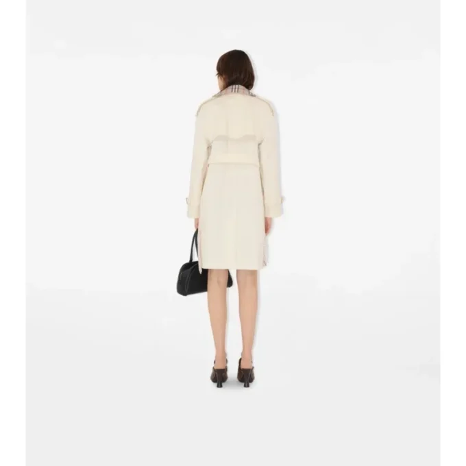 Trench Coat Castleford se středně dlouhým límcem a kostkovaným vzorem Trench Coat Castleford se středně dlouhým límcem a kostkovaným vzorem