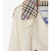 Trench Coat Castleford se středně dlouhým límcem a kostkovaným vzorem Trench Coat Castleford se středně dlouhým límcem a kostkovaným vzorem