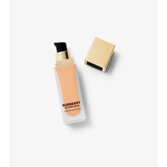 Základ Beyond Wear Perfecting Matte – 45 Light Warm Základ Beyond Wear Perfecting Matte – 45 Light Warm